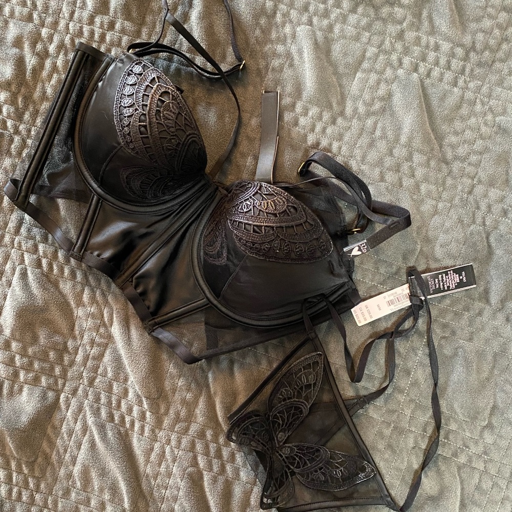 Victoria’s Secret Butterfly Bra & Thong (32D/M)